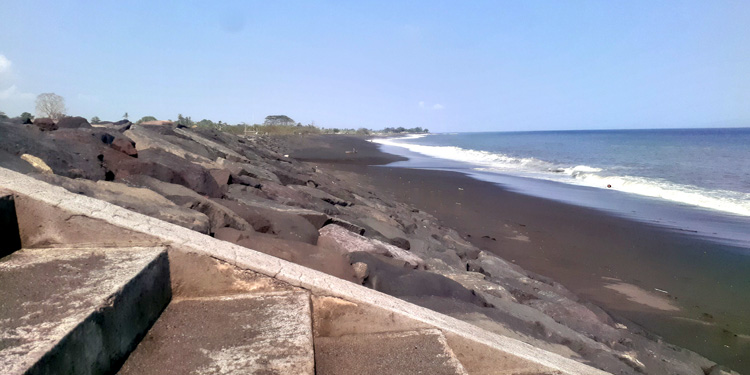 Pesona pasir hitam lembut di Pantai Lepang, Klungkung dengan habitat Penyu lautnya