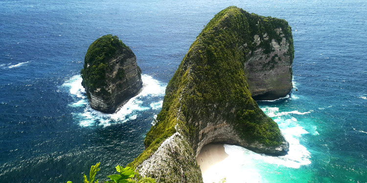Adventure tourism spots in Nusa Penida, Bali are challenging and enchanting